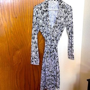 Great condition Diane Von Furstenberg wrap dress Black/white size 8 Long Sleeve